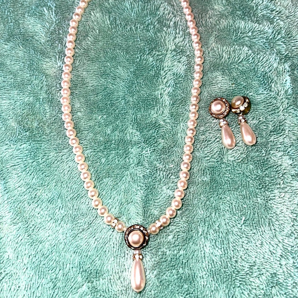 ✨3 FOR $18✨ MIX & MATCH…THIS SET INCLUDES BOTH THE EARRINGS & MATCHING NECKLACE!